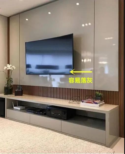 新一代電視墻應(yīng)該這樣裝，打個(gè)柜子裝電視，邊角不留縫越看越大氣